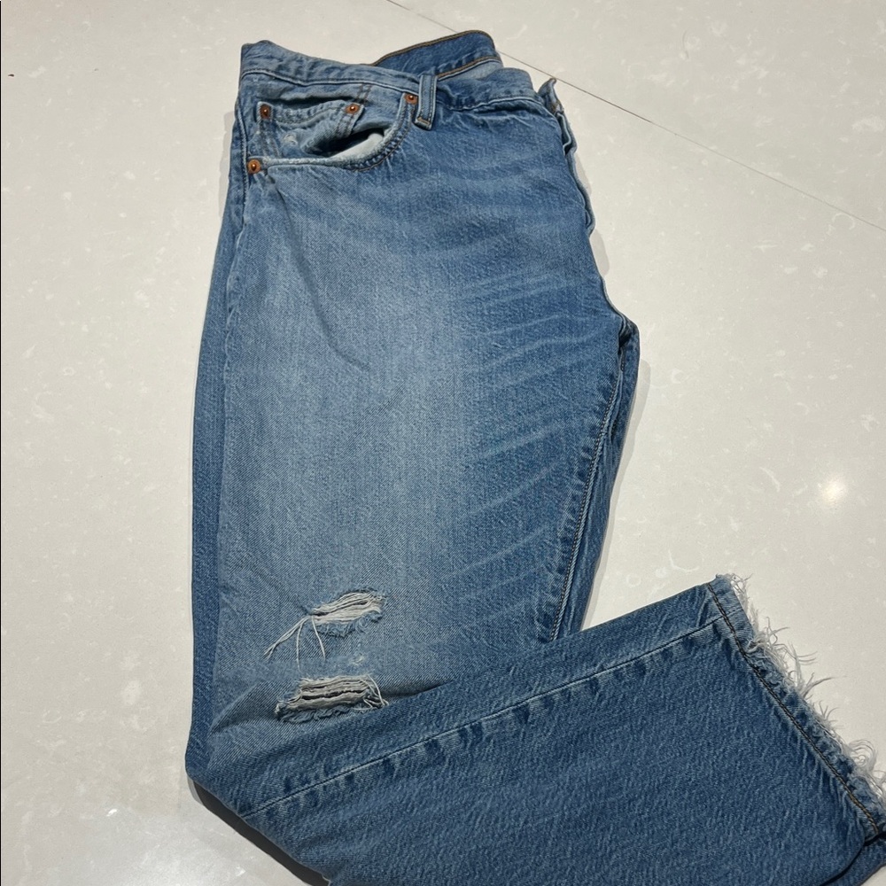 Levi's 501 Men's Straight Blue Ripped Jeans. W/32- L/32